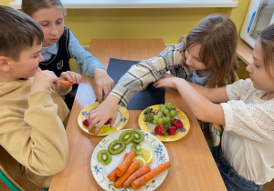 Uczniowie przygotowują pracę plastyczno - techniczną z owoców i warzyw.