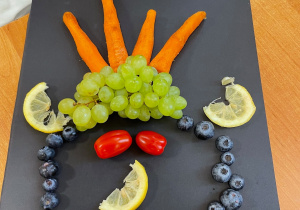 Uczniowie prezentują wykonaną przez siebie pracę plastyczno - techniczną z owoców i warzyw.