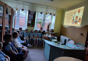 Uczniowie oglądają prezentację multimedialną.