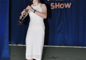 Uczennica gra na klarnecie.